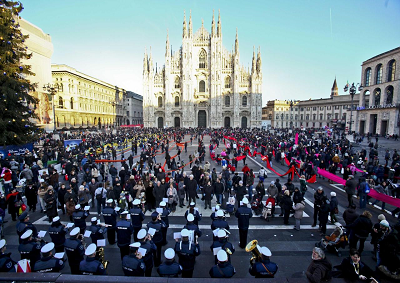 In Duomo a Milano la calza più lunga del mondo, 2015 metri